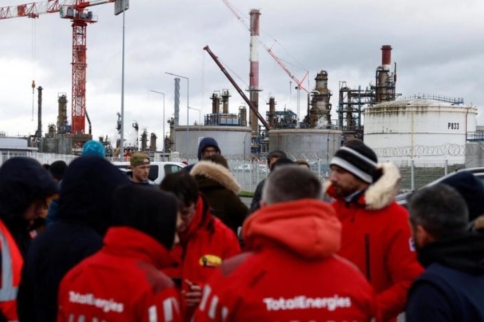 Trabalhadores da TotalEnergies em greve protestam contre a reforma das pensões junto à refinaria de Donges, a 26 de Janeiro de 2023 