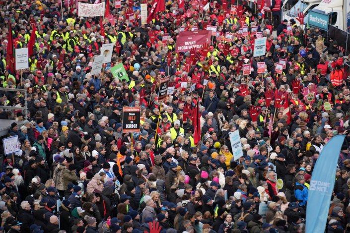 Dezenas de milhar de trabalhadores manifestaram-se em frente ao parlamento dinamarquês contra a proposta do governo de eliminar um feriado nacional e canalizar a verba correspondente para um aumento das despesas militares. Copenhaga, 5 de Fevereiro de 2023