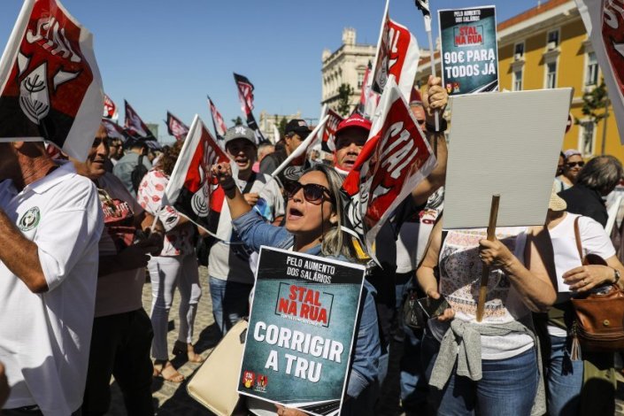 Concentração nacional de activistas do Sindicato Nacional dos Trabalhadores da Administração Local e Regional (STAL/CGTP-IN), em frente ao Ministério das Finanças. Lisboa, 1 de Julho de 2022
