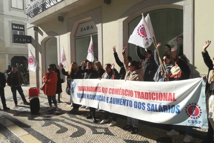 Trabalhadores do comércio manifestam-se por melhores salários à porta da Zara. Lisboa, Fevereiro de 2023