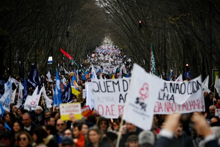 Muitos milhares de professores manifestaram-se em Lisboa, este sábado, 11 de Fevereiro de 2023, em defesa da docência