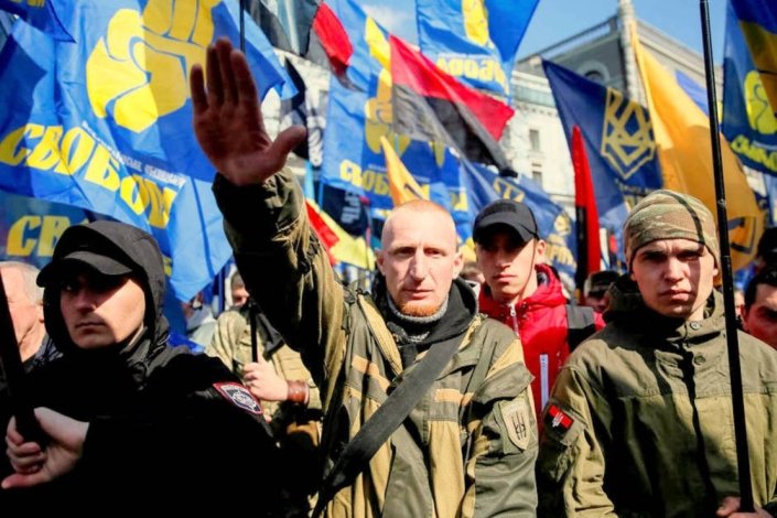 Manifestantes neonazis do Svoboda (Liberdade) e Pravyi Sector (Sector de Direita) protestam em Kiev