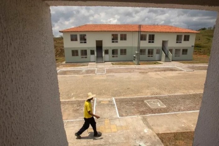 Um homem caminha no complexo de apartamentos do «Minha Casa, Minha Vida» que Lula da Silva entregou esta terça-feira, 14 de Fevereiro, em Santo Amaro (Bahia) <br />