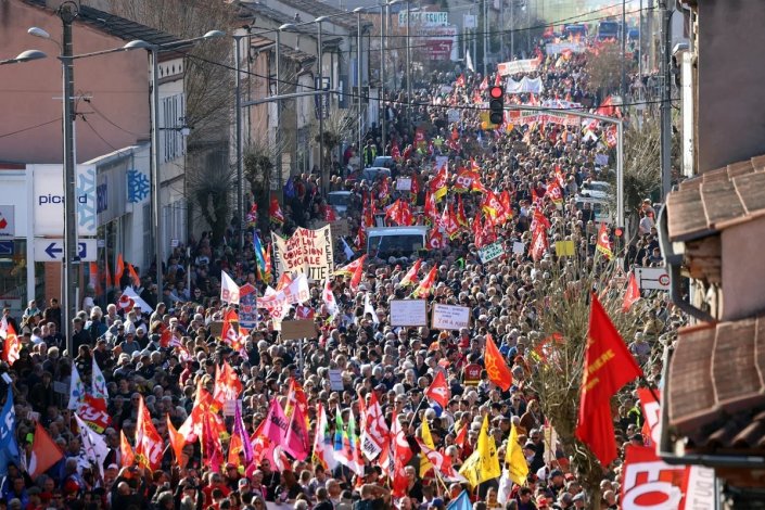 Mais de 50 mil pessoas manifestaram-se contra a reformas das pensões em Albi, no Sul de França, a 16 de Fevereiro de 2023