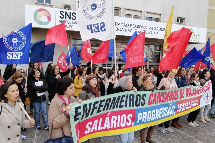 Em dia de greve convocada pelo Sindicato dos Enfermeiros Portugueses (SEP/CGTP-IN), uma centena de enfermeiros da Administração Regional de Saúde de Lisboa e Vale do Tejo (ARSLVT) realizou uma concentração em frente à instituição, em Lisboa, para exigir o cumprimento da progressão salarial em função da avaliação e desempenho. 17 de Janeiro de 2023