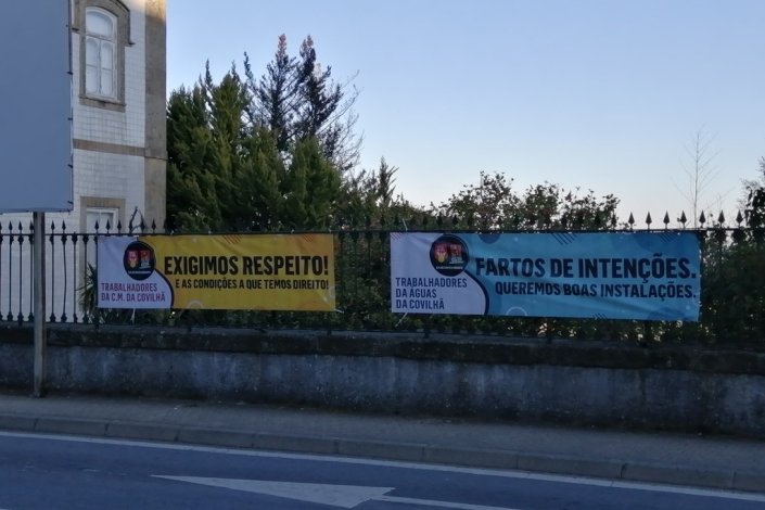 Cartazes de protesto dos trabalhadores da Câmara Municipal da Covilhã e das Águas da Covilhã contra as más condições de trabalho. Fevereiro de 2023