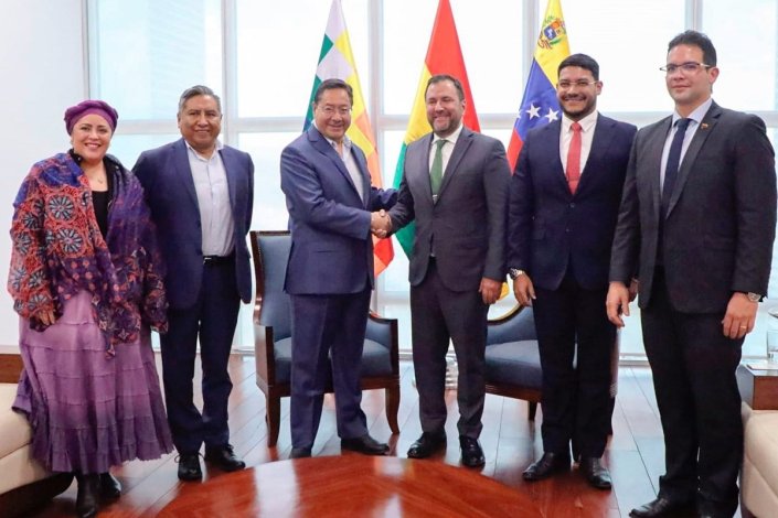 Yván Gil Pinto (à direita) cumprimenta Luis Arce, presidente da Bolívia