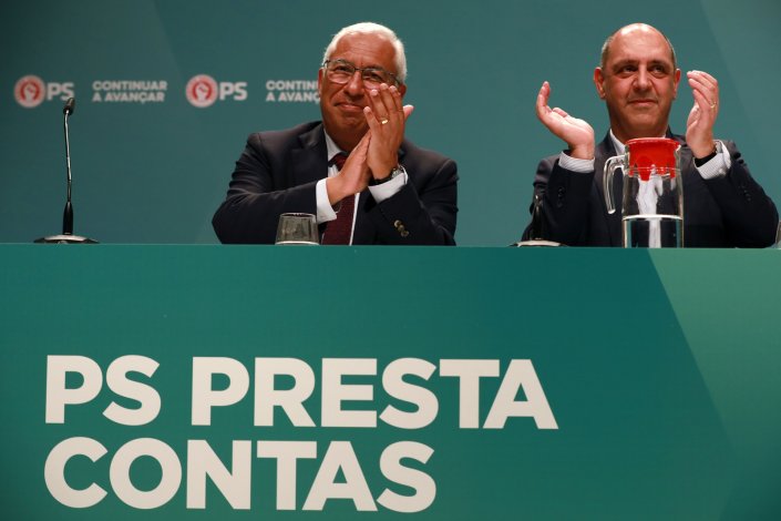 António Costa, primeiro-ministro e secretário-geral do Partido Socialista (PS), acompanhado por Manuel Pizarro, antigo presidente da Federação Distrital do PS no Porto e actual ministro da Saúde, na apresentação do Orçamento do Estado 2022 aos militantes do PS. Vila Nova de Gaia, 5 de Maio de 2022