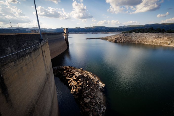 A barragem Alto Rabagão, em Montalegre, atingiu níveis de água historicamente baixos em 2022, devido à seca.