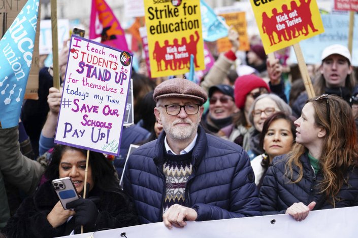 Jeremy Corbyn participa numa manifestação com centenas de milhares de docentes em dia de greve dos professores em Londres, Inglaterra, a 1 de Fevereiro de 2023. A actual direcção do Labour (que impediu Corbyn de concorrer às próximas eleições), liderada por Keir Stammer, tem assumido uma postura abertamente anti-sindical, criticando as greves e proibindo os seus dirigentes de participarem em piquetes (ou de participarem em manifestações pela paz na Ucrânia, contra o armamento).