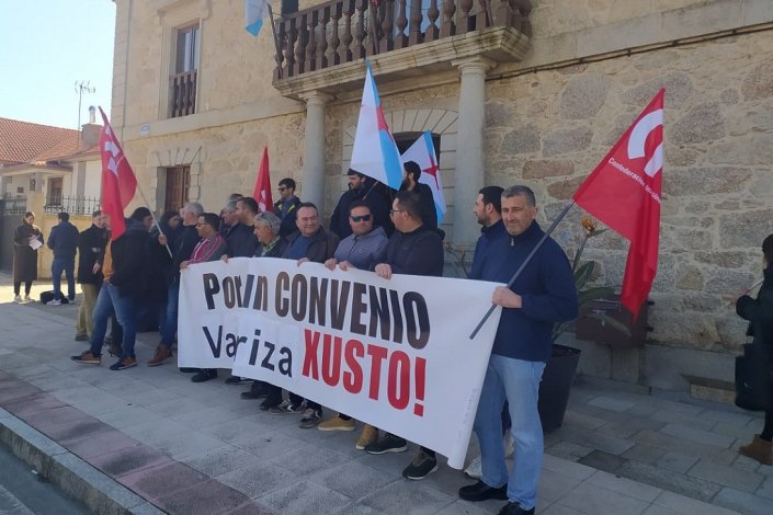 Trabalhadores da Valoriza mobilizam-se frente à Câmara Municipal de Meis, na província galega de Pontevedra, reclamando negociações e um «acordo justo», a 2 de Março de 2023