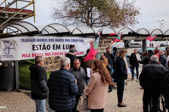 Os trabalhadores da Apeadeiro 2020, que faz o serviço de bares e refeições nos comboios da CP, estão em greve desde o dia 1 de Março, com vigilia/acampamento à porta das estações de Santa Apolónia, Lisboa (na imagem) e Campanhã, no Porto. Os 130 trabalhadores exigem o pagamento dos salários de Fevereiro, questão que a empresa continua a ignorar com a conivência da CP e do Governo PS.