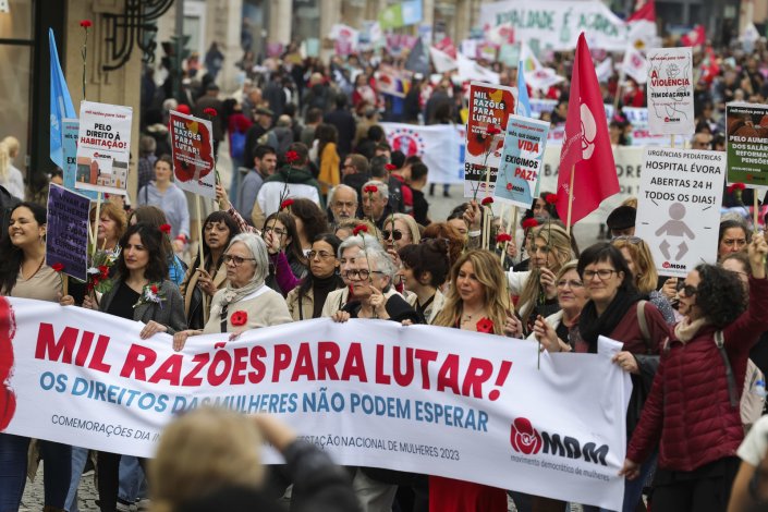 Milhares participaram na Manifestação Nacional de Mulheres promovida pelo Movimento Democrático de Mulheres (MDM), no âmbito das comemorações do Dia Internacional da Mulher, numa jornada de denúncia dos problemas que afectam as mulheres e de afirmação de força e unidade na defesa e conquista dos seus direitos. Lisboa, 11 de Março de 2023