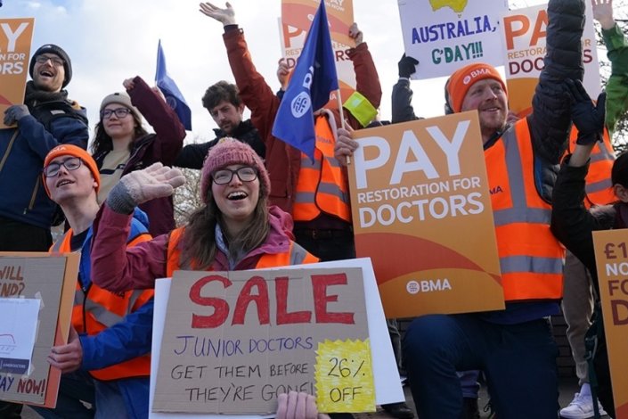 Jovens médicos do NHS em greve, junto ao Hospital Freeman, em Newcastle, a 13 de Março de 2023