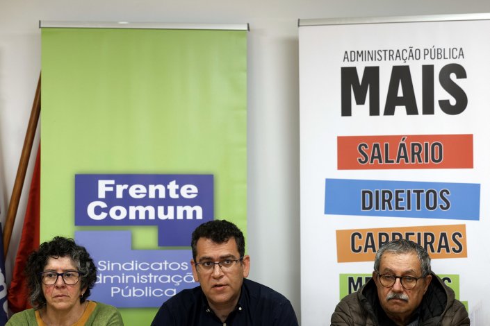 A Frente Comum de Sindicatos da Administração Pública realizou hoje uma conferência de imprensa sobre a perspectiva de adesão à greve dos trabalhadores da Administração Pública que se realizará no dia 17 de Março. A greve é contra a política de empobrecimento do Governo PS e o brutal aumento do custo de vida, tendo como exigência o imediato aumento dos salários e melhores condições laborais e de vida dos trabalhadores.