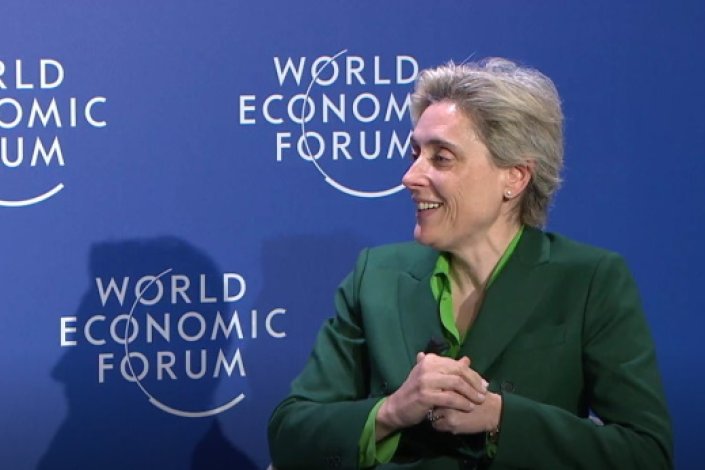 A 18 de Janeiro de 2023, Cláudia Azevedo, CEO da Sonae, participou no Fórum Económico Mundial, em Davos, onde defendeu que «as empresas precisam de ter um propósito e viver os seus valores de forma autêntica». Um dos valores fundamentais para a empresa gerida pela CEO é o aproveitamento das circunstâncias para aumentar abusivamente os preços e os lucros sem aumentar os salários.