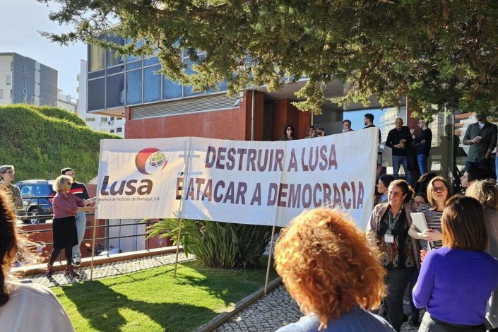 Reunidos em plenário no dia 15 de Março de 2023, dezenas de trabalhadores da Agência Lusa, agência pública de notícias (50,15% do Estado português, 23,36% da Global Media, de Marco Galinha), decidiram avançar com quatro dias de greve: entre os dias 30 de Março e 2 de Abril. Lisboa
