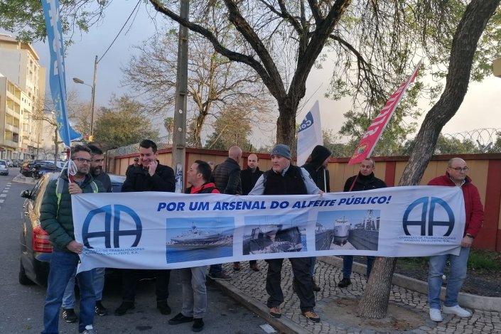 Piquete de trabalhadores do Arsenal do Alfeite, com a presença do deputado do PCP, Bruno Dias, em dia de greve da administração pública. Almada, 17 de Março de 2023