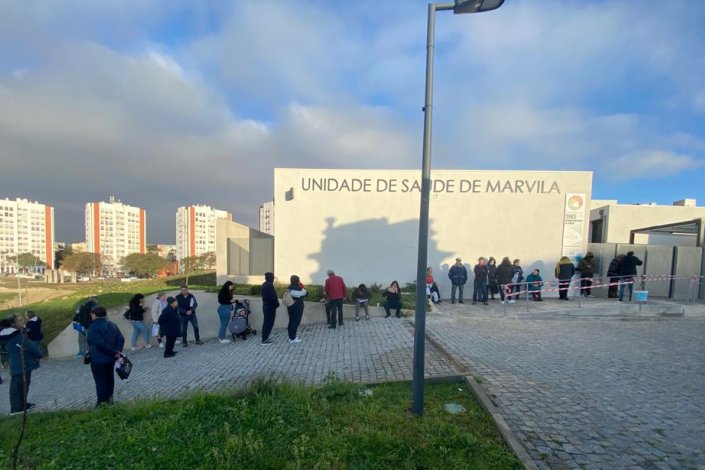 Dezenas de utentes esperam na rua pela oportunidade de serem atendidos no novo Centro de Saúde de Marvila, em Lisboa. 