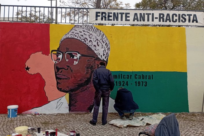 O mural em homenagem a Amílcar Cabral, no Bairro da Bela Vista, em Setúbal, foi dinamizado pelo núcleo local da Frente Anti-Racista (FAR), com a elaboração do Colectivo de Solidariedade Mumia Abul-Jamal e o apoio da autarquia setubalense e da União das Freguesias de Setúbal.
