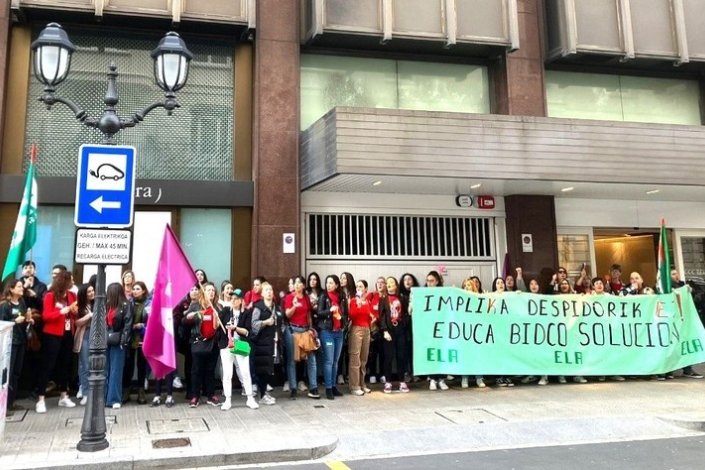 Concentração de trabalhadores da Implika, em Bilbau, a 16 de Março de 2023, primeiro dia de greve contra o despedimento colectivo