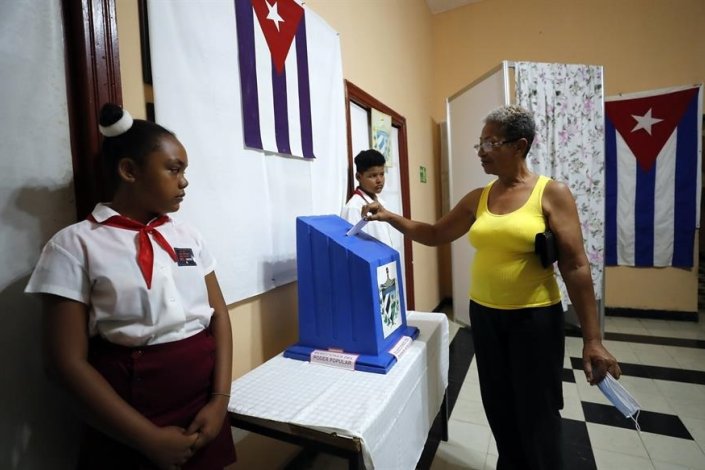 Cuba tem «pouco ou nada a aprender com o sistema arcaico e elitista norte-americano, onde o dinheiro fala e dois partidos políticos se revezam no governo da mesma minoria» 