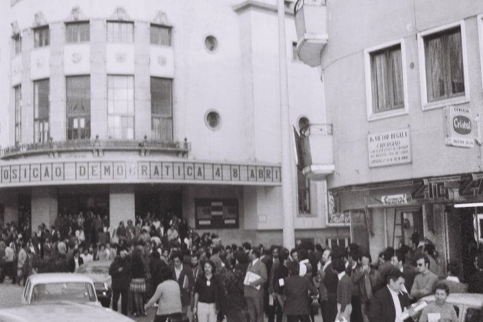 Democratas à porta do Cine-Teatro Avenida preparam-se para participar no III Congresso da Oposição Democrática, em Aveiro, em Abril de 1973