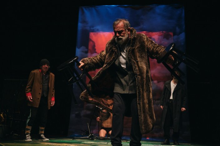 António Capelo interpreta o velho rei da Bretanha, numa cena da peça <em>Lear</em>, criação do Teatro da Didascália e do Teatro do Bolhão a partir do <em>Rei Lear</em>, de William Shakespeare, na tradução portuguesa de Álvaro Cunhal