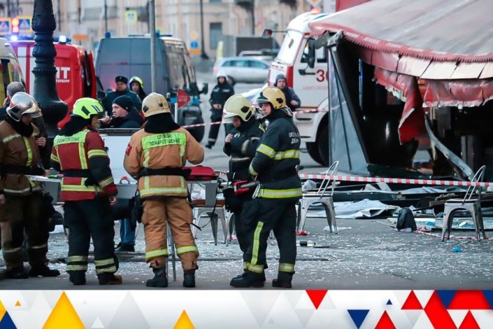 Membros de equipas de emergência no local onde uma explosão vitimou o bloguista e correspondente de guerra russo Vladlen Tatarsky. São Petersburgo, 2 de Abril de 2023