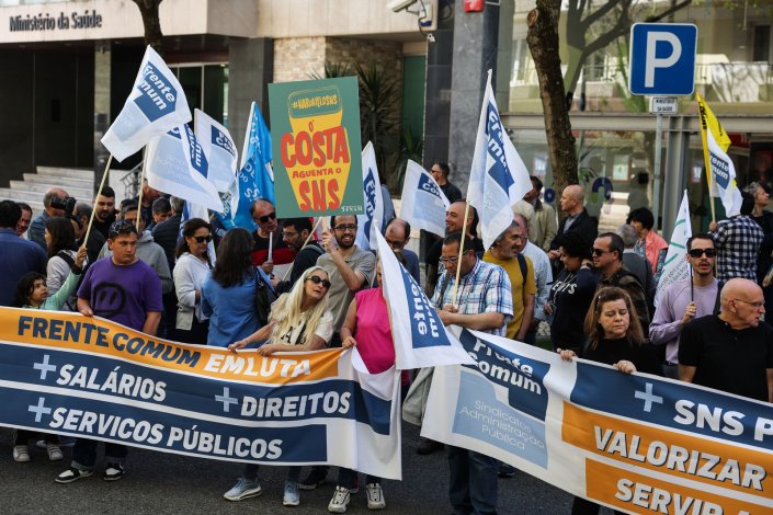 Na véspera do Dia Mundial da Saúde, a Frente Comum (CGTP-IN) promoveu um protesto junto ao Ministério da Saúde em defesa da valorização dos profissionais e do Serviço Nacional da Saúde (SNS), no qual participaram sindicatos representativos de enfermeiros, assistentes operacionais e técnicos superiores de terapêutica e diagnóstico, entre outras profissões. Lisboa, 6 de Abril de 2023