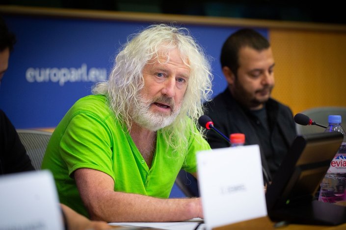 Mick Wallace, deputado europeu eleito pelos Independents 4 Change (Independentes pela Mudança), da Irlanda, numa sessão do Grupo Confederal da Esquerda Unitária Europeia/Esquerda Nórdica Verde (GUE/NGL) sobre o desarmamento nuclear. João Pimenta Lopes, eleito pelo PCP, também integra este grupo no Parlamento Europeu.