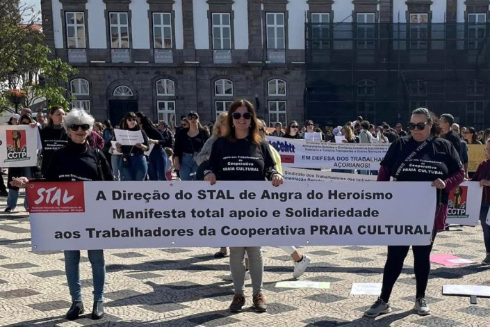 Faixa do STAL/CGTP na manifestação de trabalhadores realizada em Angra do Heroísmo, a 8 de Abril de 2023, em solidariedade com os trabalhadores da Cooperativa Praia Cultural 