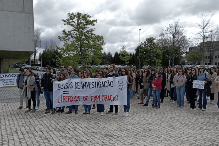 Uma centena de investigadores e bolseiros realizaram hoje, 13 de Abril de 2023, no Porto, uma acção de protesto pelo «fim da precariedade na ciência». A Associação dos Bolseiros de Investigação Científica (ABIC) agendou nova concentração para 21 de Abril, no Parlamento, dia em que a sua petição «Pelo Fim das Taxas de Entrega de Tese de Doutoramento» vai a discussão.