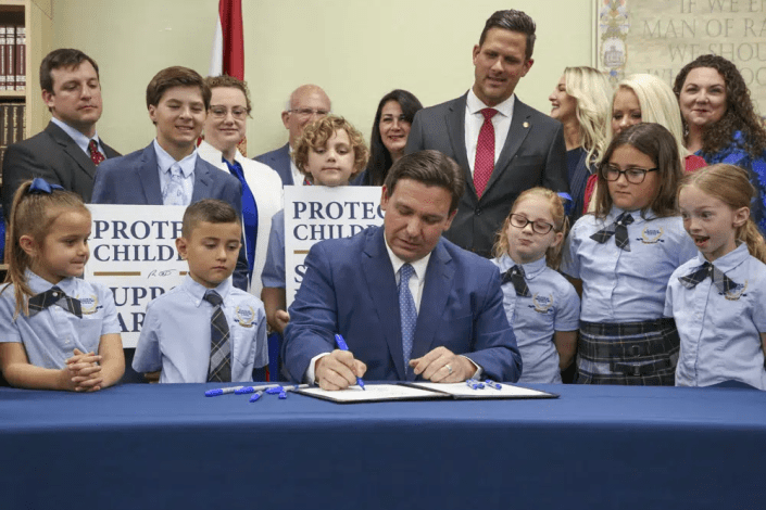 Ron DeSantis, governador republicano da Florida, já havia assinado um decreto que proíbe referências a homossexualidade e identidade de género nas escolas da Florida até ao 4.º ano de ensino. 28 de Março de 2023