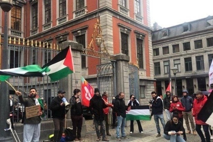 Representantes de diversos movimentos frente ao Município de Liège, a 24 de Abril de 2023, para apoiar a moção apresentada pelo PTB