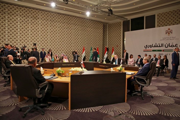 Ministros dos Negócios Estrangeiros de Iraque, Egipto, Arábia Saudita, Jordânia e Síria reunidos em Amã a 1 de Maio de 2023