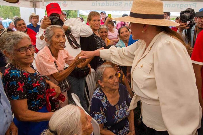 Xiomara Castro com a população em Soledad, onde assinalou o primeiro aniversário do projecto Red Solidaria