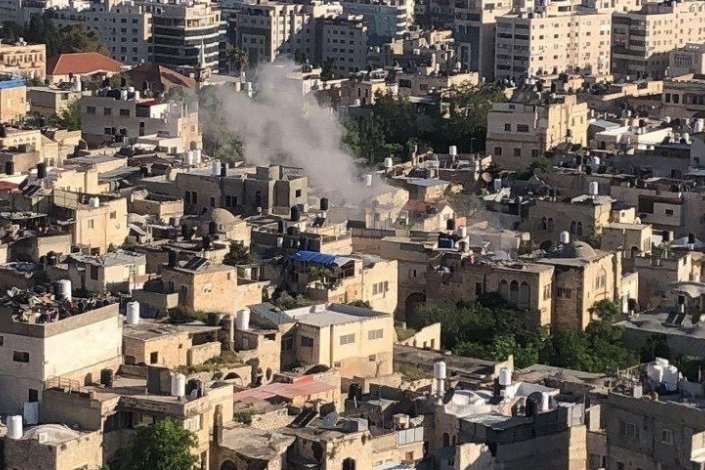 Uma coluna de fumo ergue-se de uma casa na Cidade Velha de Nablus, a 4 de Maio de 2023