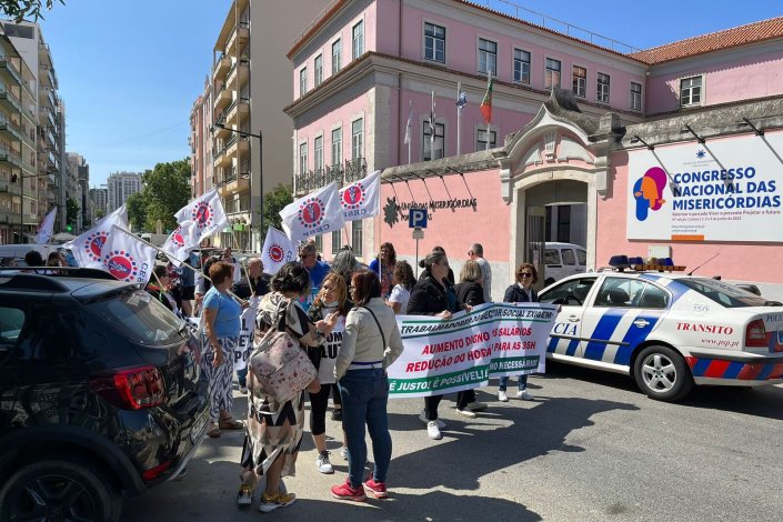 Dezenas de trabalhadores e activistas do CESP concentraram-se hoje, 12 de Maio de 2023, em frente à sede da União das Misericórdias Portuguesas e no Ministério do Trabalho, Solidariedade e Segurança Social, em Lisboa, reivindicando a aplicação da portaria que foi publicada em Novembro de 2022 e consagra aumentos salariais, diuturnidades e pagamento do trabalho nos dias feriados.