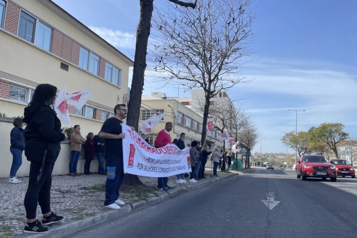 Trabalhadores da Janz concentrados à porta da empresa, em Cabo Ruivo, Lisboa, durante uma das greves parciais por turno realizadas em Março de 2023