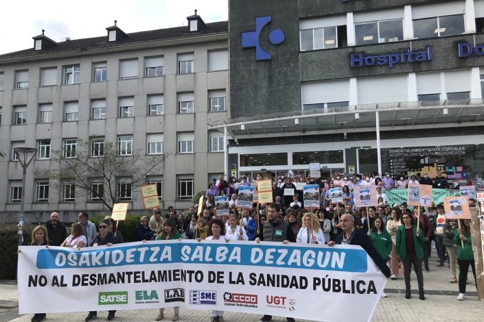Trabalhadores em greve junto ao Hospital de Donostia, com uma faixa em que se lê «Salvemos o Osakidetza. Não ao desmantelamento da Saúde pública»