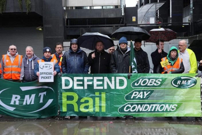 Mick Lynch, secretário-geral do RMT, entre vários trabalhadores num piquete de greve na estação de Euston, em Londres, em Março de 2023