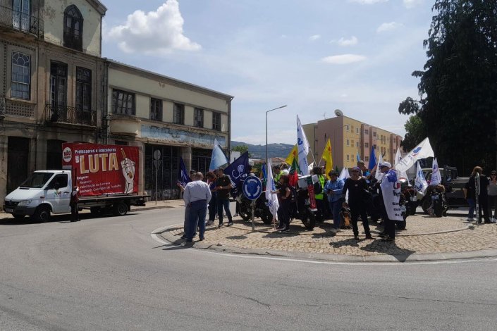 A caravana «Pela Profissão Docente e pela Escola Pública» iniciou hoje, 22 de Maio, o seu trajecto, partindo de Chaves às 12h30.