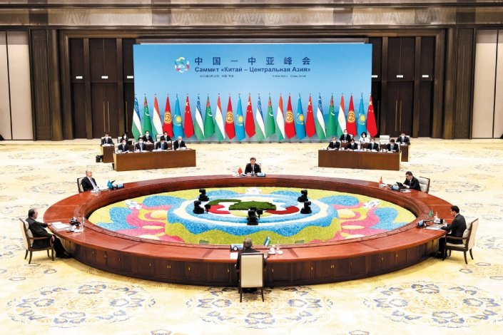 Xi Jinping discursa durante a Cimeira de Xi'an, celebrada a 19 de Maio de 2023 