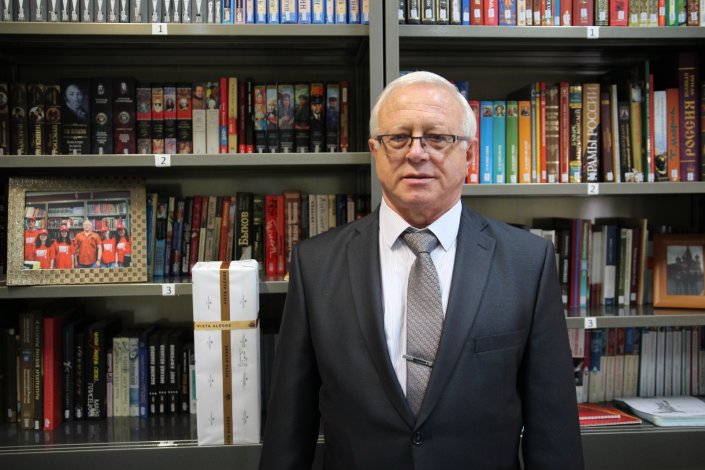 Vladimir Pliassov vive e trabalha em Portugal desde 1988. O antigo Director do Centro de Estudos Russos da Universidade de Coimbra foi demitido, sumariamente, sem direito a contraditório, pelo reitor da Universidade de Coimbra, Amílcar Falcão, a 10 de Maio de 2023. As acusações, infundadas, feitas por activistas ucranianas e amplificadas por José Milhazes, já foram alvo de contestação por vários alunos, antigos e actuais, de Pliassov.