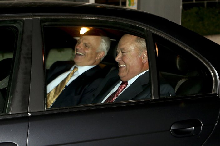 David Neeleman (E) e Humberto Pedrosa (D) riem à saída do edifício da Parpública, após a empresa gestora de participações do Estado lhes ter vendido 61% do capital da TAP. Lisboa, 13 de Novembro de 2015