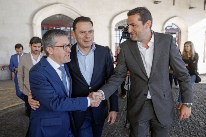 Luís Montenegro, presidente do PSD, com Carlos Moedas e Hugo Soares, secretário-geral do PSD.