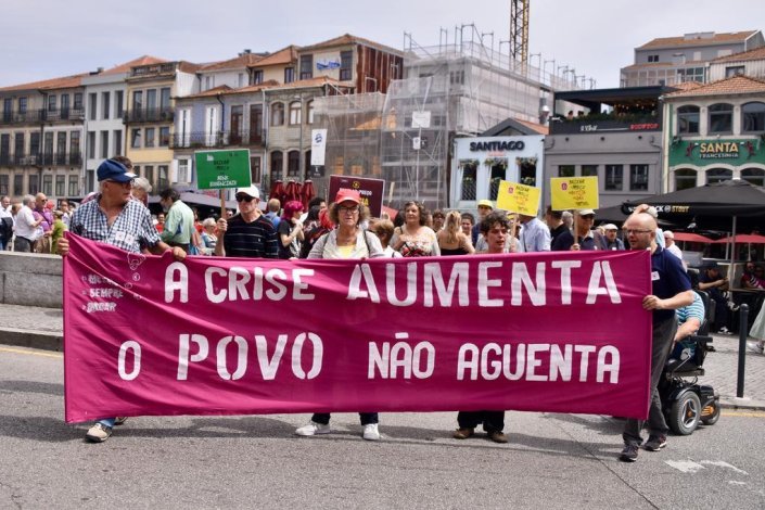 Nas ruas da Invicta ecoaram palavras de ordem contra o brutal aumento do custo de vida e a necessidade de se aumentarem condignamente salários, reformas e pensões. Além do Porto, o movimento Os Mesmos de Sempre a Pagar realizou acções de protesto, este sábado, em 16 cidades do País. Porto, 3 de Junho de 2023