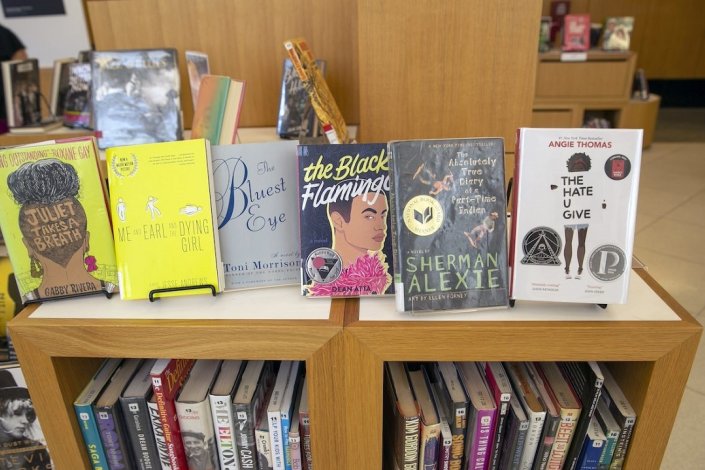 Livros proibidos em várias escolas públicas e bibliotecas dos Estados Unidos são mostrados na Central Library da Biblioteca Pública de Brooklyn, em Nova Iorque, em Julho de 2022