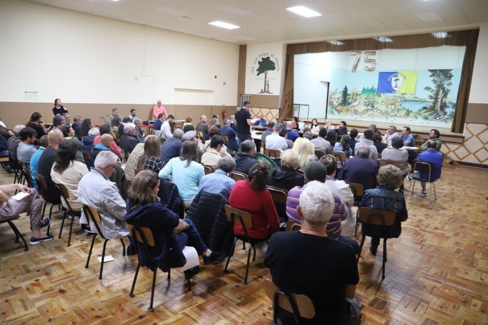 Uma centena de habitantes da aldeia de Fanhais, no concelho da Nazaré, participou na Assembleia Municipal Extraordinária de 30 de Maio de 2023, para discutir o projecto de uma central híbrida (solar + fotovoltaica) que ameaça ocupar 220 hectares em área florestal do Pinhal de Leiria